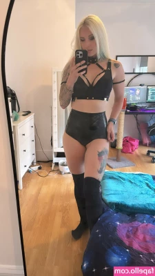 Giulia Henne [ giulia-henne ] - Nipple is shy. Come give it a kiss🤗