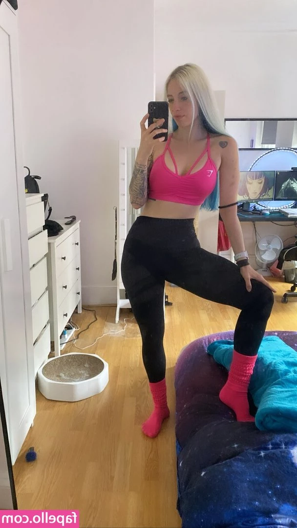 Giulia Henne [ giulia-henne ] - Soo my dumbass locked myself out of my work room LOL, I don't know