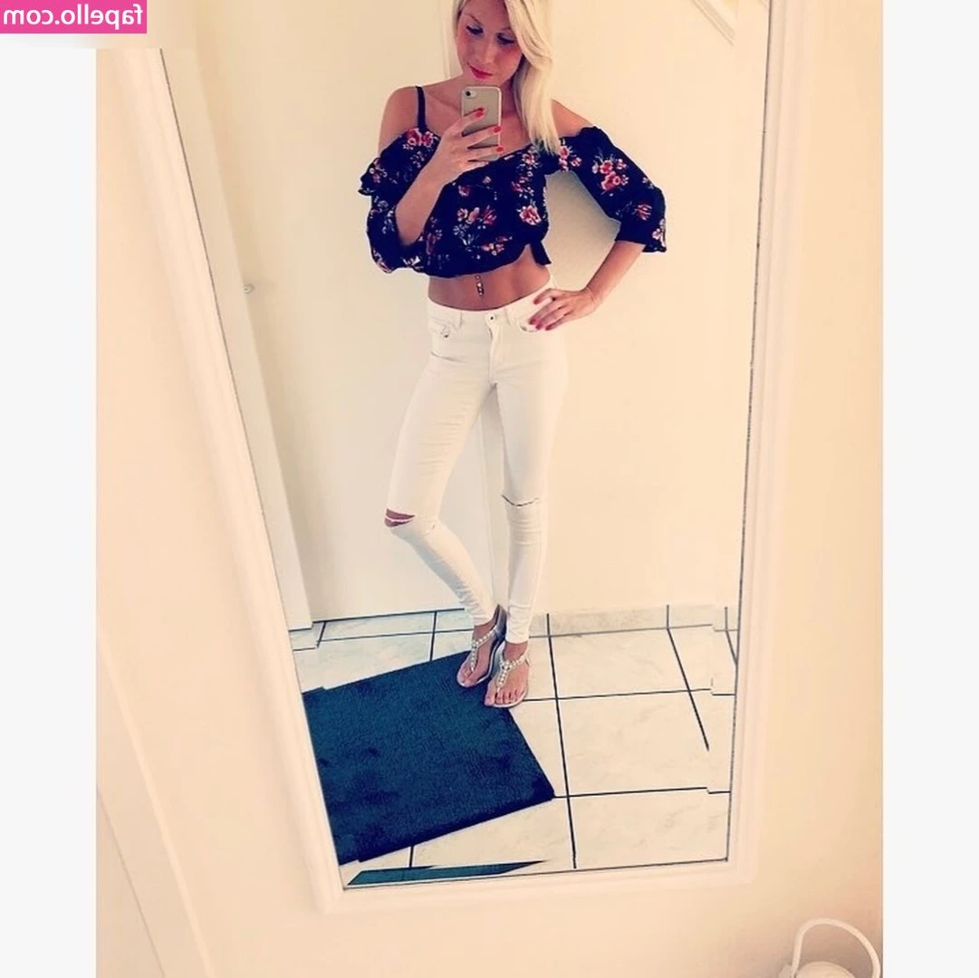 Lea (sunshineee_ms) [ lea-sunshineee-ms ] - Got some shirtless  braless and undieless picks from this set  Lemme