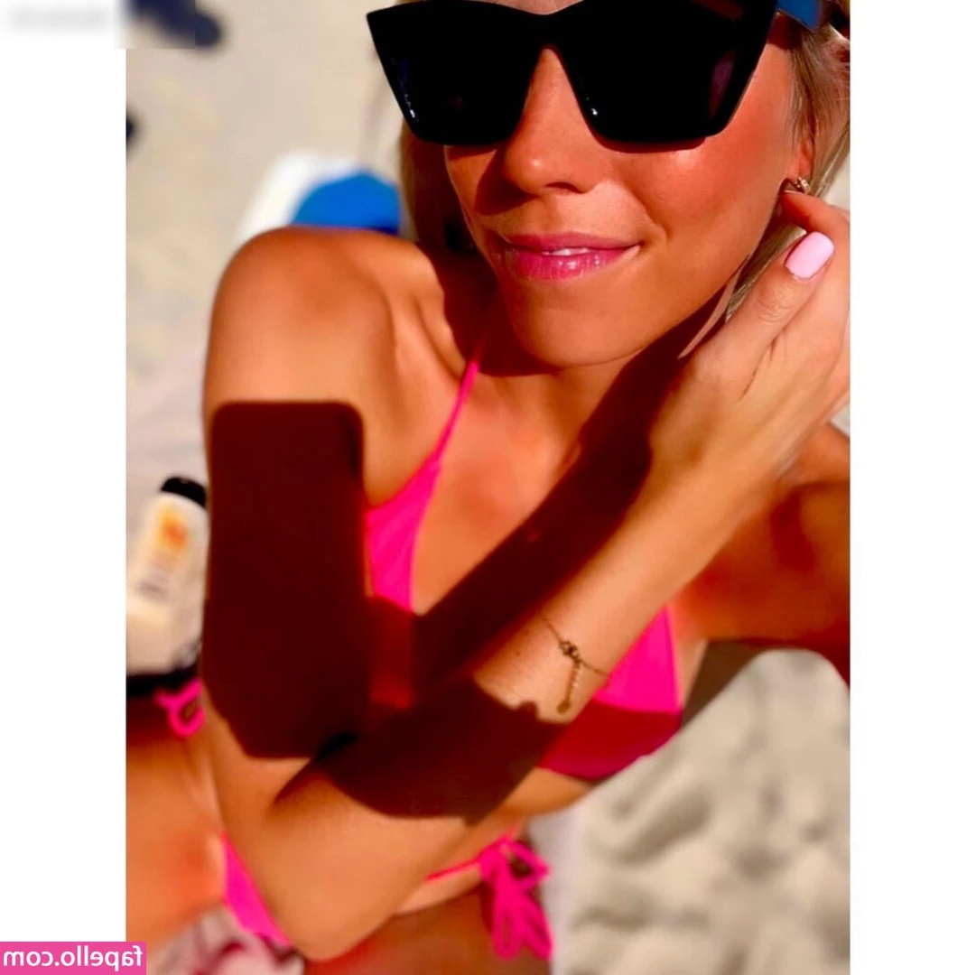 Lea (sunshineee_ms) [ lea-sunshineee-ms ] - Black Lacy Striptease + Body Tour [8:13] - While moving my body