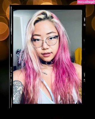 Stella Chung [ stella-chung-1 ] - Tying out the selfie grip for different angles.