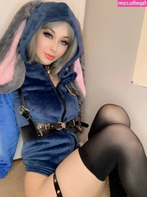 Amanda Peaches [ amanda-peaches ] - D wanna kiss it