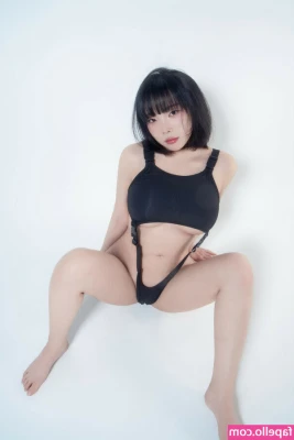Inkyung - How do you like my reading glasses? 😈 Enjoy MILF Monday!!