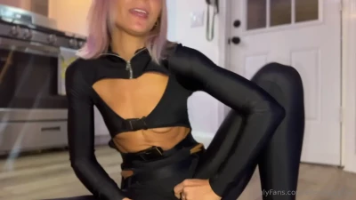 elleisnaughty - I got somethin  for you  hit me up with a DM
