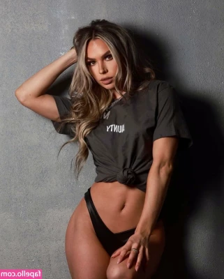 Maxxine Dupri [ maxxine-dupri ] - Which humps do you prefer on Hump Day