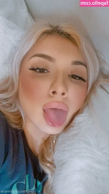 rimariie - Just trying to figure out who wants to see underneath