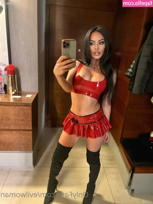 Evil Woman [ evil-woman-16 ] - Hi babes  let me help you out and show a little more
