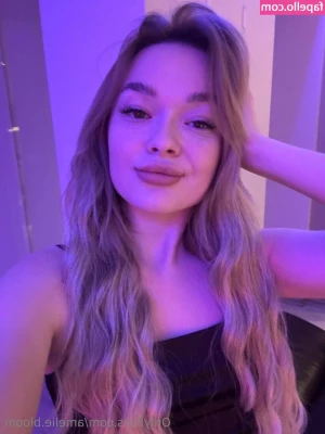 amelie.bloom [ amelie-bloom ] - White Canadian babe  Stoner amp  Gaming Girl  Top 3 8  of All