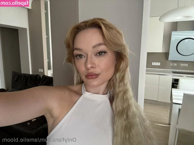 amelie.bloom [ amelie-bloom ] - Just a big sexy girl with cute sexy feet