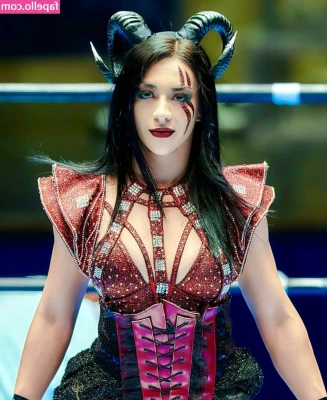 Stephanie Vaquer [ stephanie-vaquer ] - Hi  Shooting loads of new stuff this weekend and working on customs 