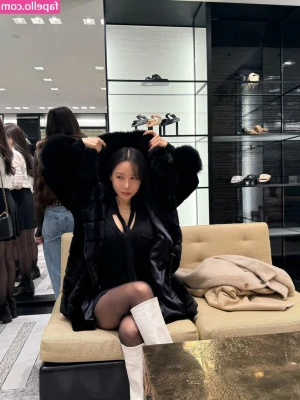 Suyeon Park [ suyeon-park ] - Where my hand lies in the photo - there hides my sincere desire to be