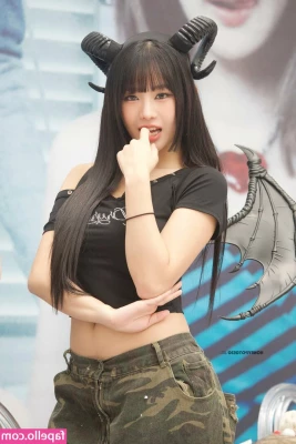 KissLife - Let me get stuck on your head   Hey mickey you re so fine  you re so