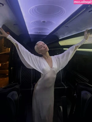 Iris Law [ iris-law ] - SWIPE to see me lift up my sports bra top and flash you right outside