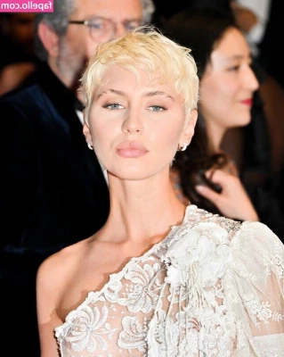 Iris Law [ iris-law ] - Have you ever had a double blowjob? 👅