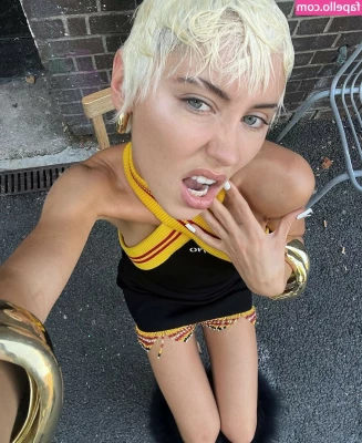 Iris Law [ iris-law ] - Was feeling kinda cute even though I look like a marshmallow 🤣