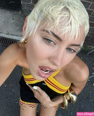 Iris Law [ iris-law ] - I want you to KNEEL