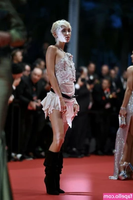 Iris Law [ iris-law ] - watch now: Huge juicy cum load