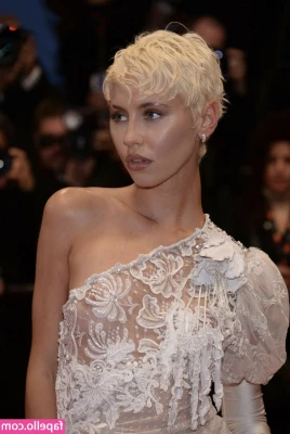Iris Law [ iris-law ] - Just a quickie  it is 5 AM after all  -  I should get some rest so I