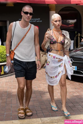 Iris Law [ iris-law ] - Feeling like a queen right now   Anyone wants to satisfy her sexy