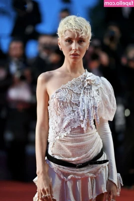 Iris Law [ iris-law ] - Can t sleep  who wants to help me