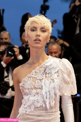 Iris Law [ iris-law ] - Come come kissss😘