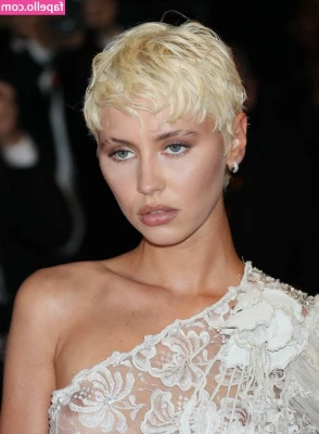 Iris Law [ iris-law ] - For sure broke my pinky today and hurt my shin really bad in a