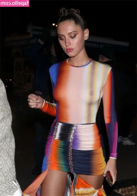 Iris Law [ iris-law ] - Imagining a hand sliding down my chest  slowly making its way down to