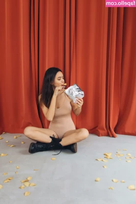 Miranda Cosgrove [ miranda-cosgrove ] - Swipe to see what's under 🤭💕