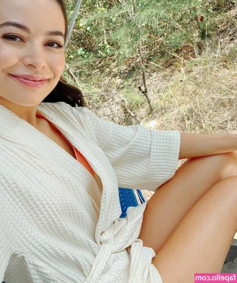 Miranda Cosgrove [ miranda-cosgrove ] - i mean a new day sorry