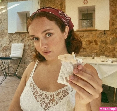 Olivia Cooke [ olivia-cooke ] - Baby I'm waiting for you in my DM's