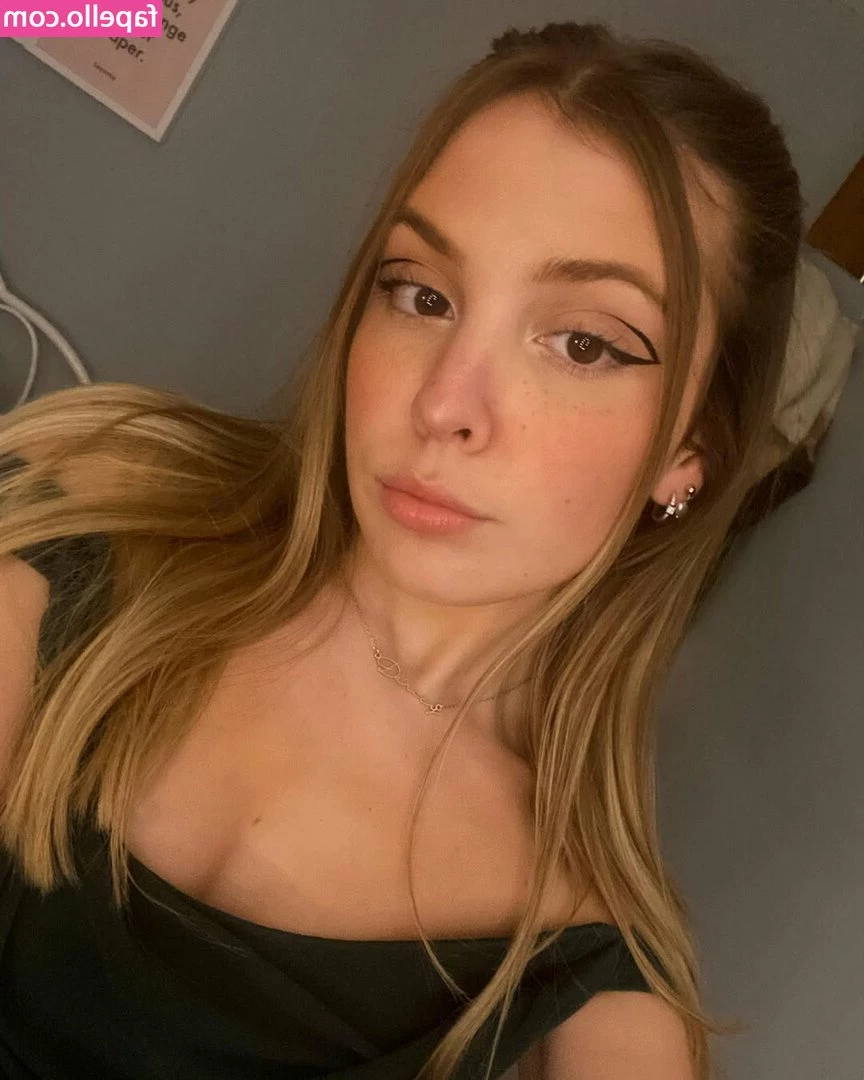 darceyxc - Shiny Leggings make my ass SPANKABLE 👋👋   Who agrees??