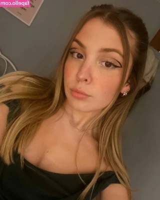 darceyxc - Shiny Leggings make my ass SPANKABLE 👋👋   Who agrees??