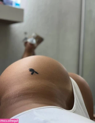 Cinthia Farias [ cinthia-farias ] - Would you give me foot rubs whenever I wanted? 😇