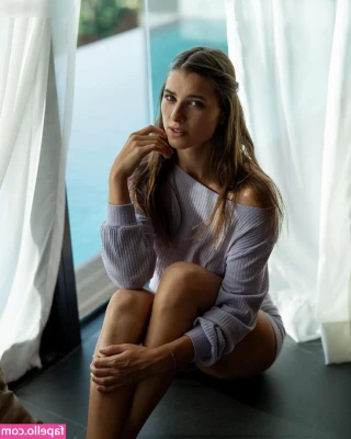 Stella Tiana Stegmann [ stella-tiana-stegmann ] - Jaren geleden op een eroticabeurs show ik mijn geile lijf!