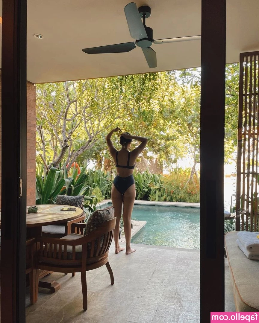 Anya Geraldine [ anya-geraldine ] - mmm