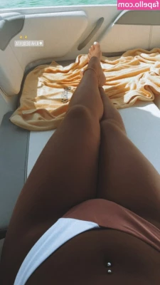 Sara Liso [ sara-liso ] - Thx for bearing with me as I post all that red fishnets type shit. I
