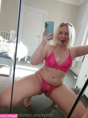 lindsayfox - Are you a fan of juicy peaches? 🍑