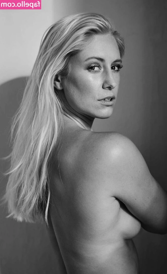 Ann-Kathrin Burmann [ ann-kathrin-burmann ] - Waiting for someone to come and get behind me