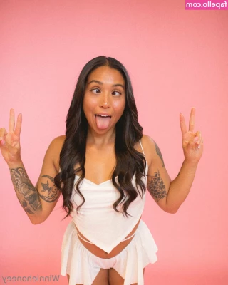 winnieworlddfree - Unzip and grap my boobs whilst you take my thongs off to the side