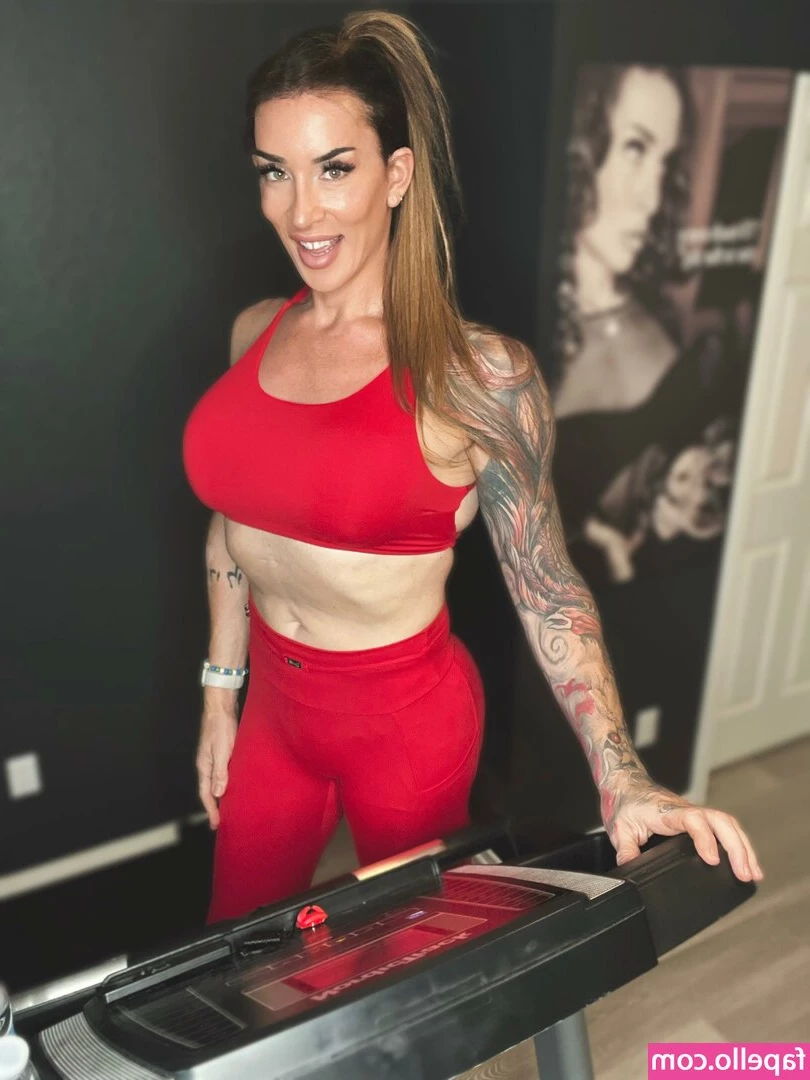 Gabbi Tuft [ gabbi-tuft ] - Been working hard to get my abs and they are finally starting to