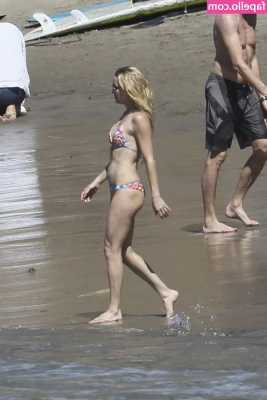 Kate Hudson [ kate-hudson ] - You come home and see me standing in your doorway like this🙈 what