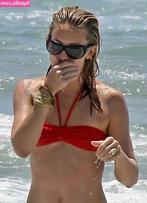 Kate Hudson [ kate-hudson ] - can’t keep this top on, swipe for titties !!