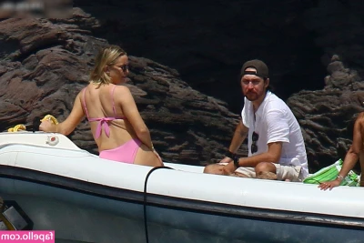 Kate Hudson [ kate-hudson ] - Just teasing you as we chill in bed ^^
