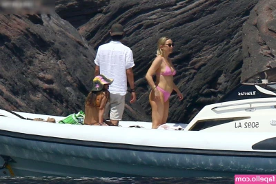 Kate Hudson [ kate-hudson ] - Happy holidays!