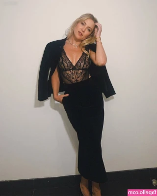 Kate Hudson [ kate-hudson ] - Casual face down ass up pic for tonight hehe. I hope you all enjoy