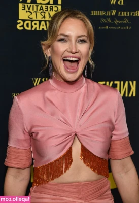 Kate Hudson [ kate-hudson ] - tip this post 15$ for the nude photo set showing off my feet!!