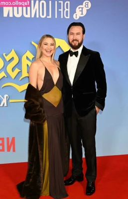 Kate Hudson [ kate-hudson ] - so excited to go to LA again!!! I’m getting my pussy waxed for it