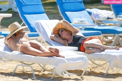Kate Hudson [ kate-hudson ] - Being naughty 😜