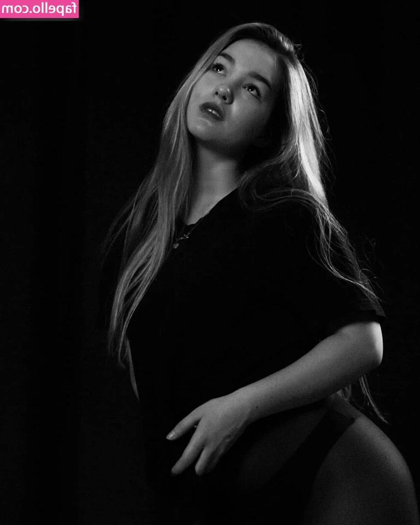 Mia Piper [ mia-piper ] - Your a weak little pussy that struggles to view this kind of content