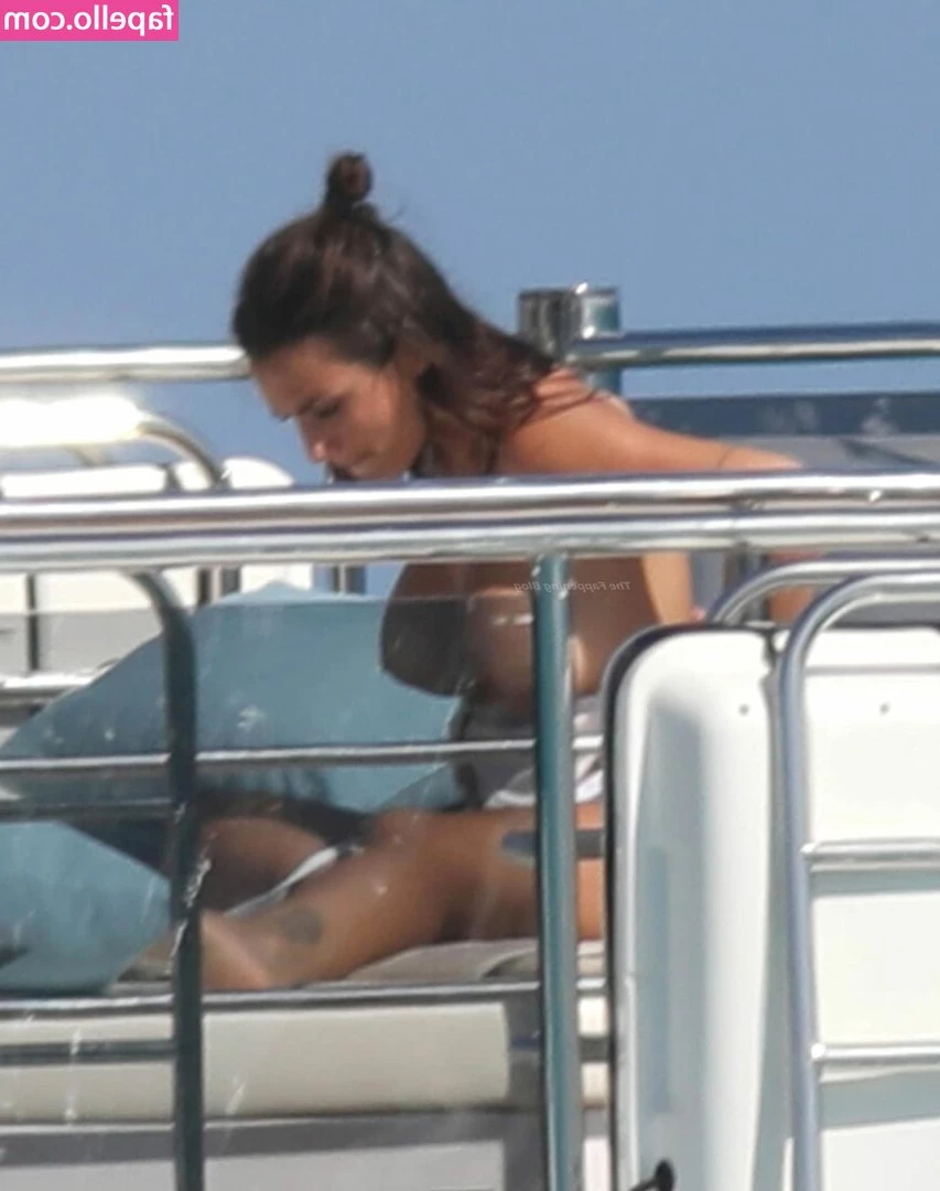 Elettra Lamborghini [ elettra-lamborghini ] - lazy Saturday before a productive week hehe (my week starts tomorrow